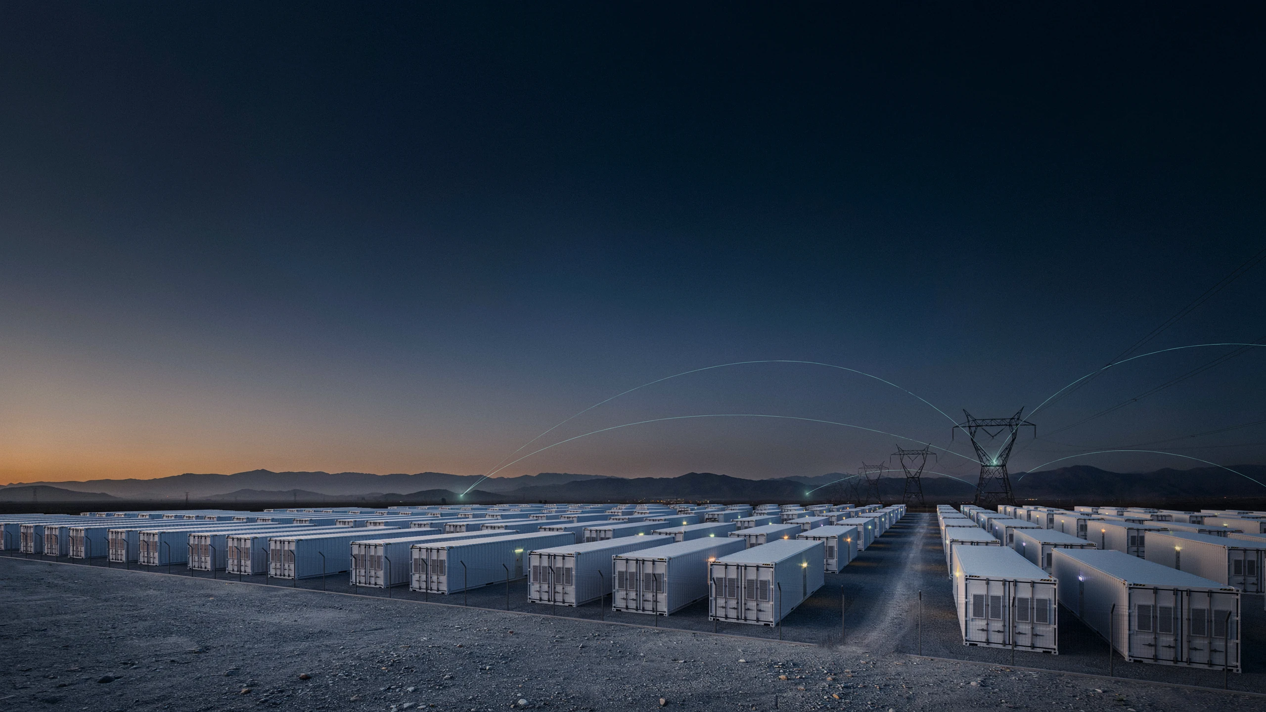 Container di accumulo energetico al tramonto con linee elettriche e montagne sullo sfondo
